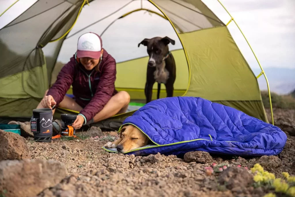RUFFWEAR Highlands Dog Sleeping Bag - Portable Outdoor Dog Bed - Water-Resistant